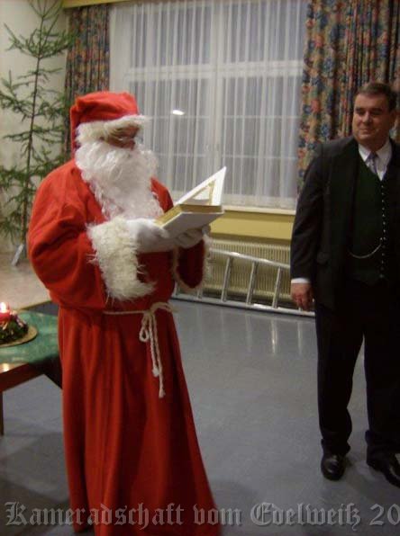 der Weihnachtsmann liest aus seinem Buch.jpg